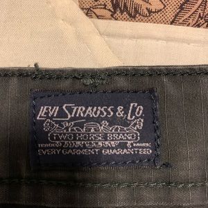 Levi’s cargo shorts size 42 gray